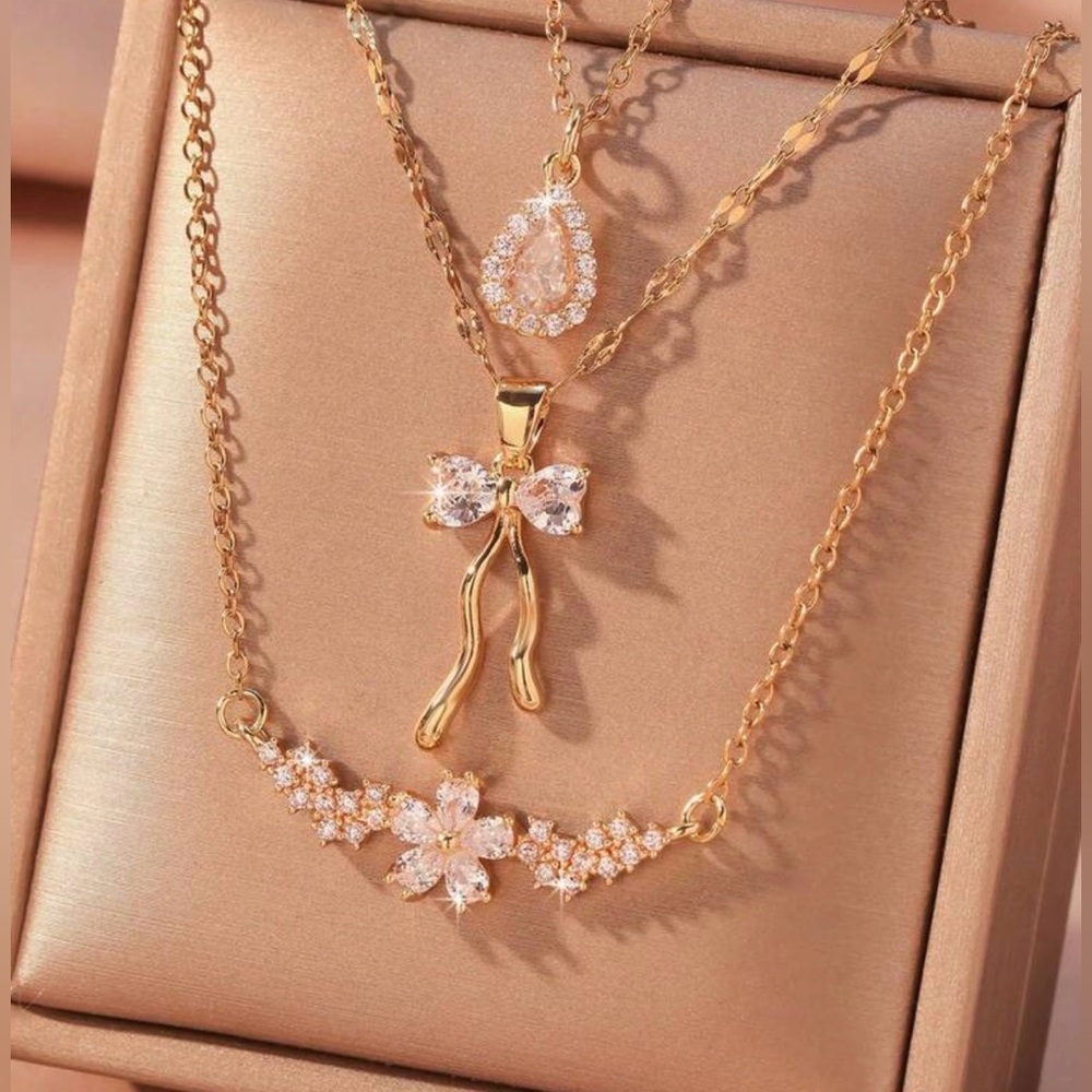 💕Stunning 3 Piece Layered Rhinestone Coquette Necklace Set💕